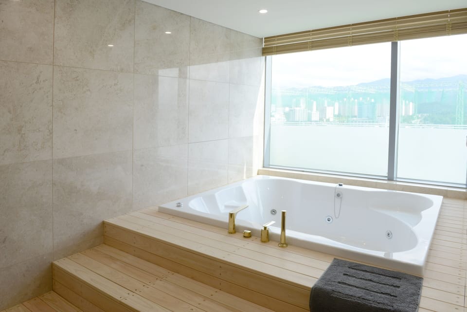 Royal Suite | Bathroom | Combined shower/tub, deep soaking tub, free toiletries, hair dryer