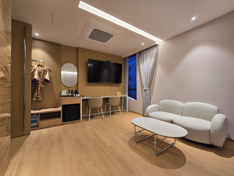 Deluxe Double Room | Blackout drapes, soundproofing, free WiFi