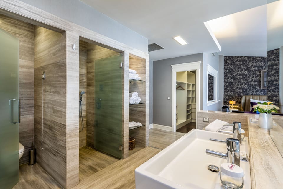 King Suite Room | Bathroom | Combined shower/tub, deep soaking tub, designer toiletries, hair dryer