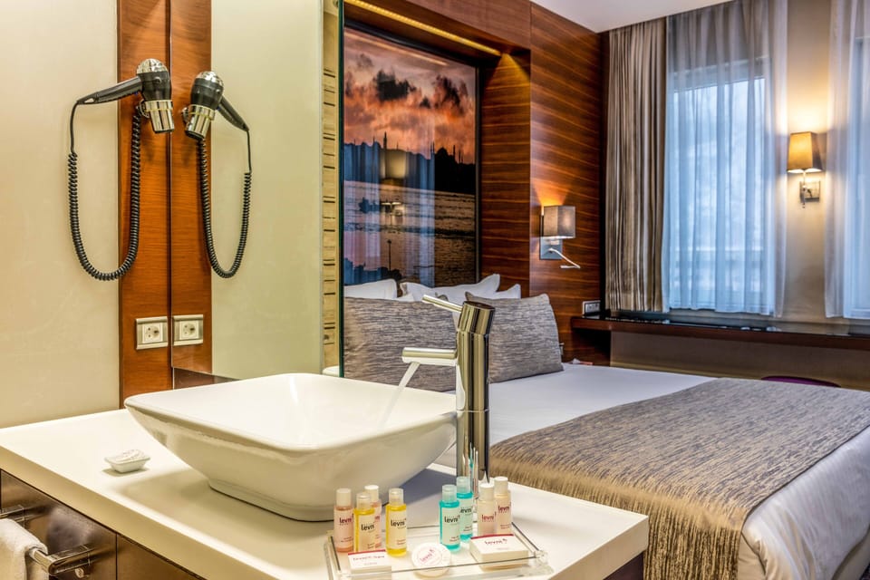 Combined shower/tub, deep soaking tub, designer toiletries, hair dryer