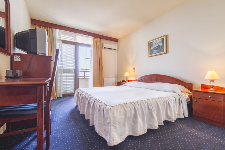 Double Room, Balcony, Sea View | Minibar, in-room safe, desk, blackout drapes