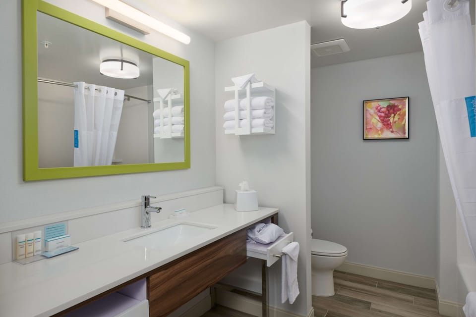 Combined shower/tub, free toiletries, hair dryer, towels