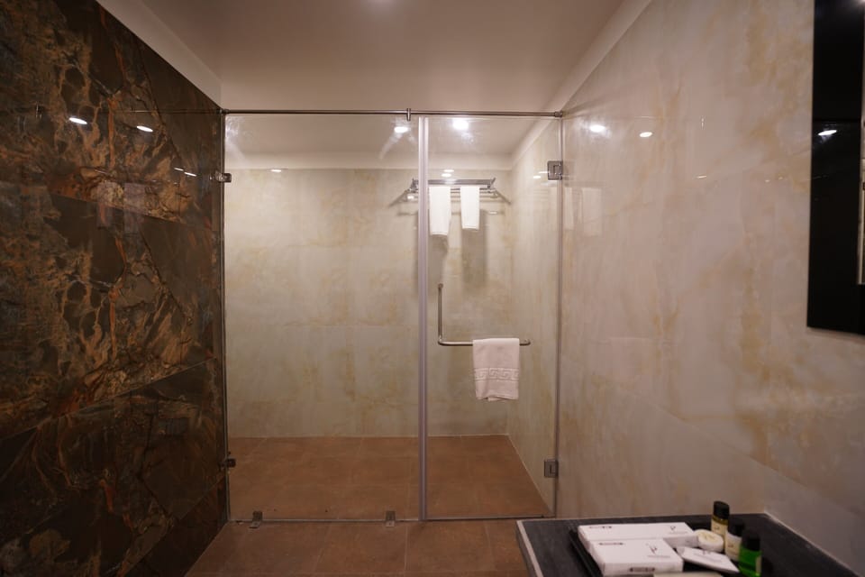 Family Suite Room | Bathroom | Shower, eco-friendly toiletries, hair dryer, slippers