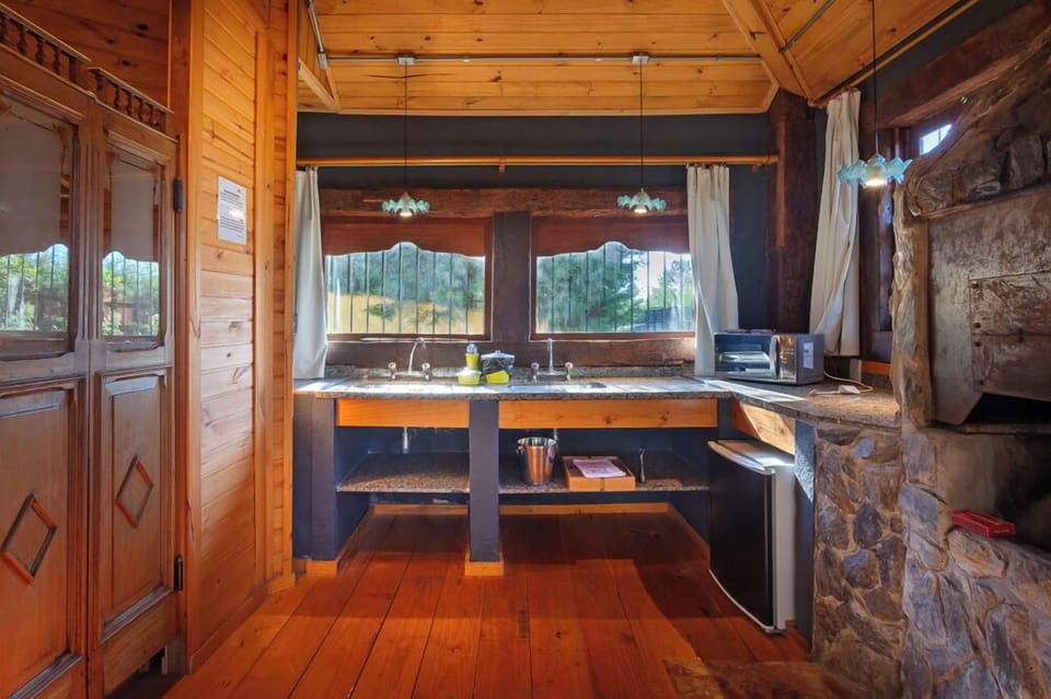 Loft Alpes Suiços | Premium bedding, pillowtop beds, minibar, individually decorated