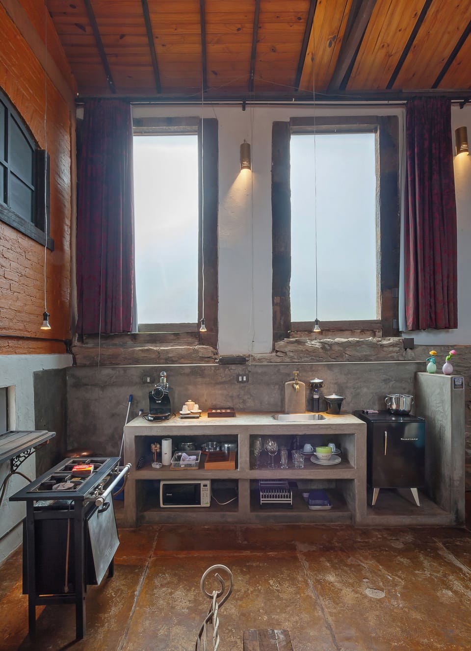 Loft Versailles | Private kitchen | Mini-fridge, microwave, cookware/dishes/utensils, paper towels
