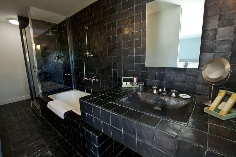 Double Room (César) | Bathroom | Bathtub, free toiletries, hair dryer, bathrobes