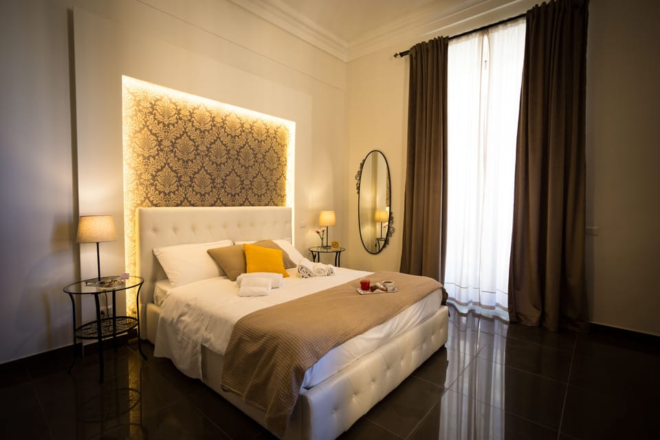 Luxury Room (king) | 1 bedroom, minibar, in-room safe, desk