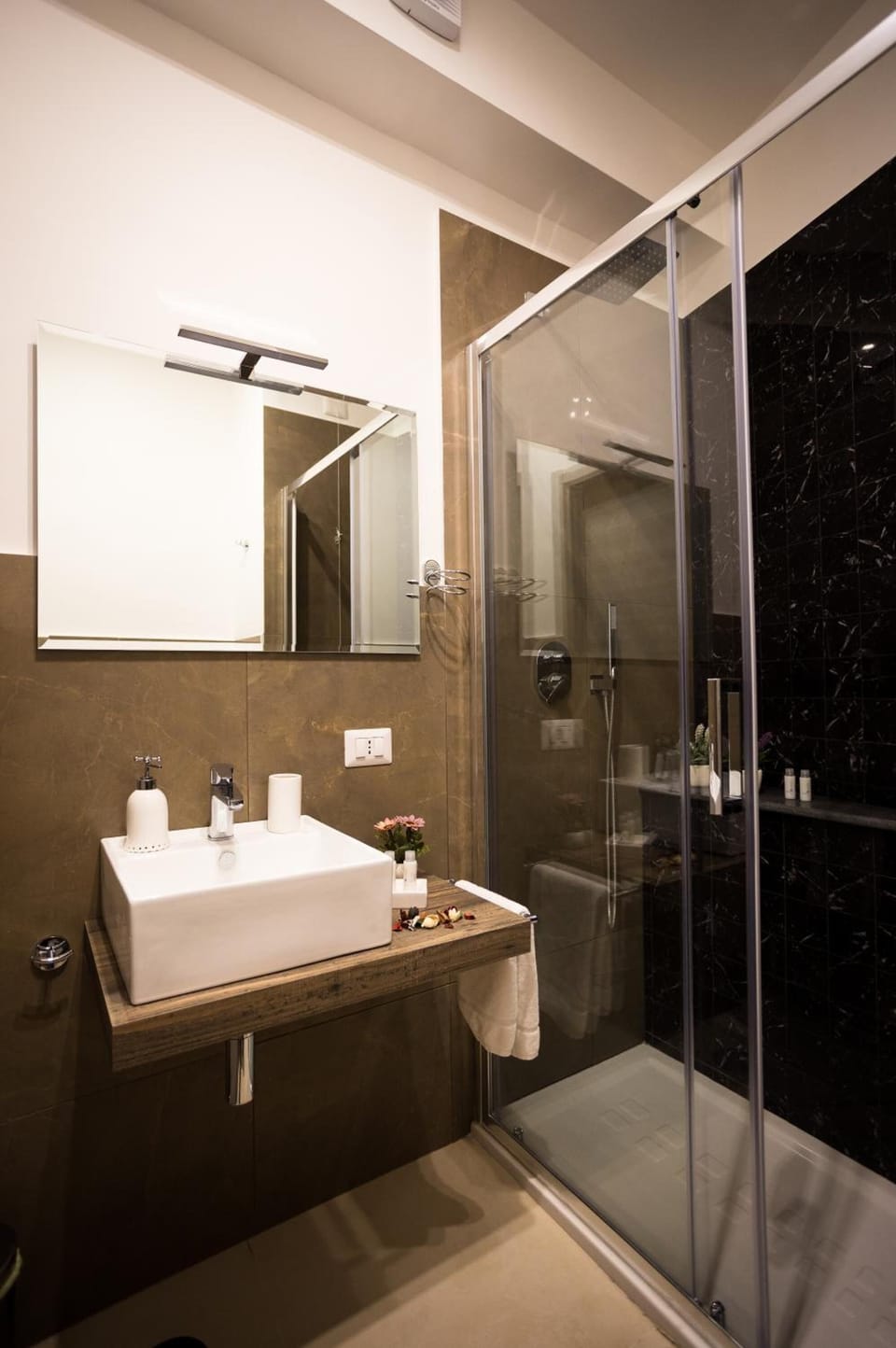 Deluxe Room | Bathroom | Shower, rainfall showerhead, free toiletries, hair dryer