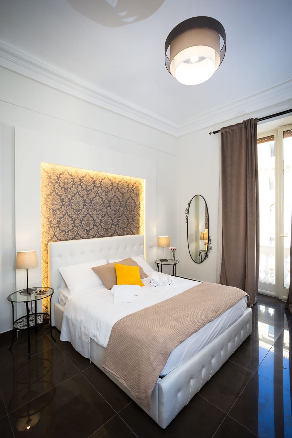 Luxury Room (king) | 1 bedroom, minibar, in-room safe, desk