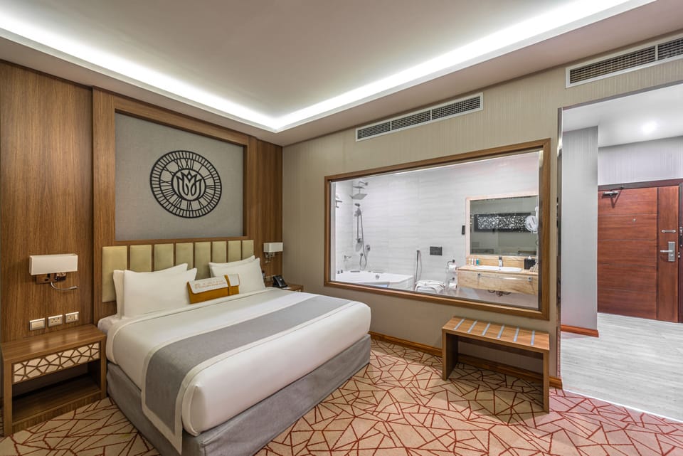 Deluxe Room With Jaccuzi | Minibar, desk, blackout drapes, soundproofing