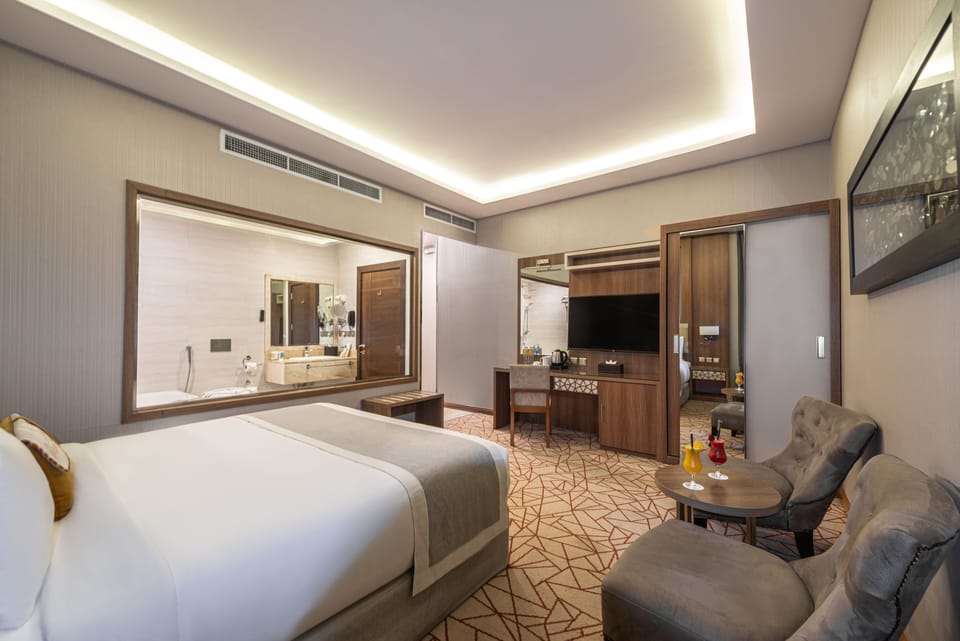 Deluxe Room With Jaccuzi | Minibar, desk, blackout drapes, soundproofing