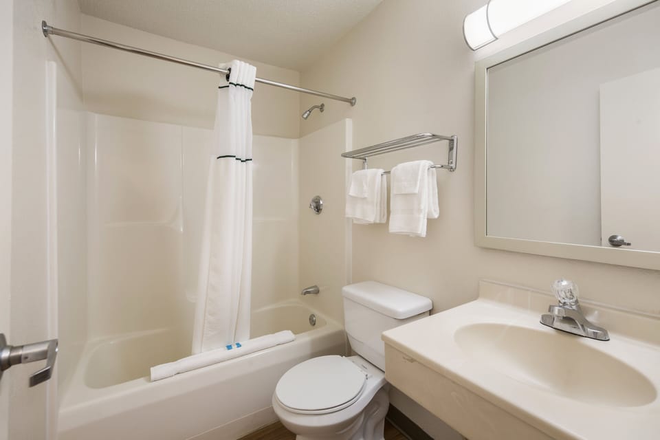Combined shower/tub, towels