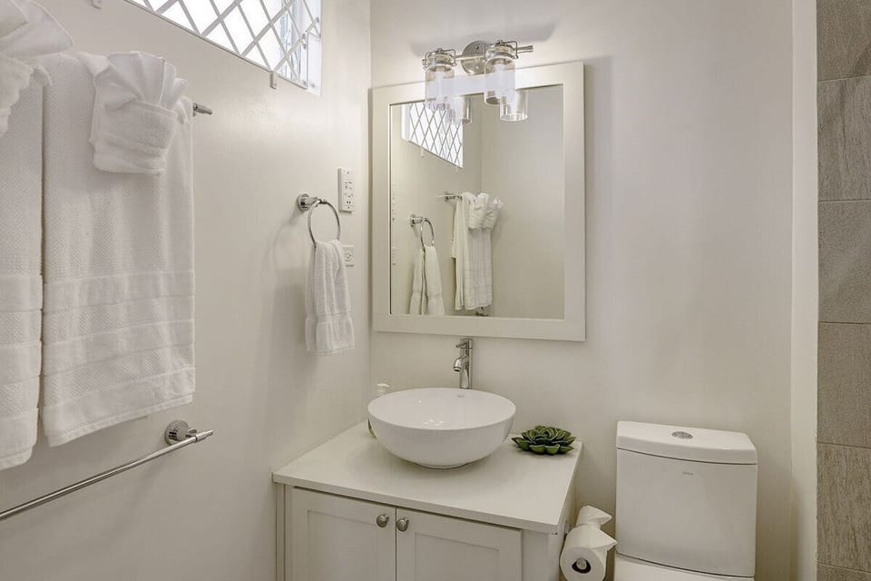 The fourth en suite bathroom with shower