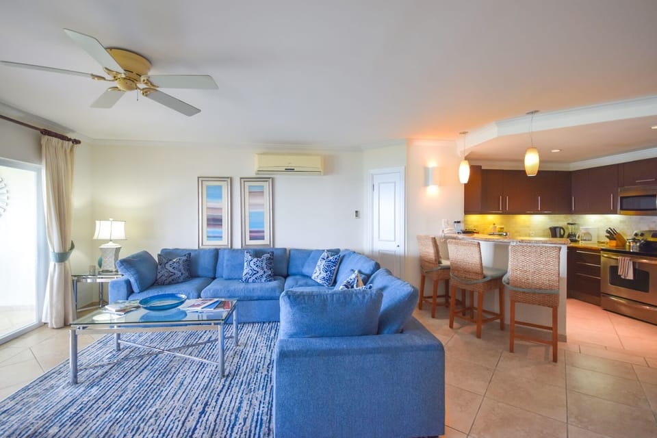 Sapphire Beach 509 - Views of the living room and kitchen