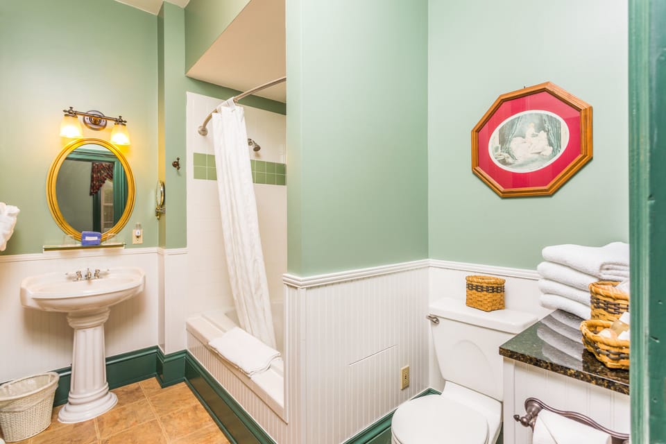 Premium Room, 1 Queen Bed, Jetted Tub, Ground Floor | Bathroom | Free toiletries, towels