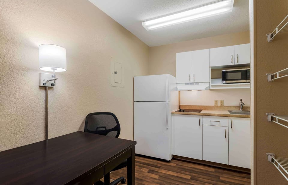 Studio, 1 Queen Bed, Non Smoking | Desk, free WiFi, bed sheets