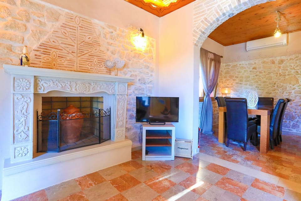 TV%2FFireplace%2FDining area