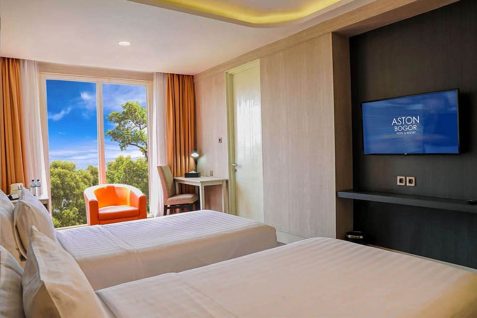 Deluxe Room | Pillowtop beds, minibar, in-room safe, desk