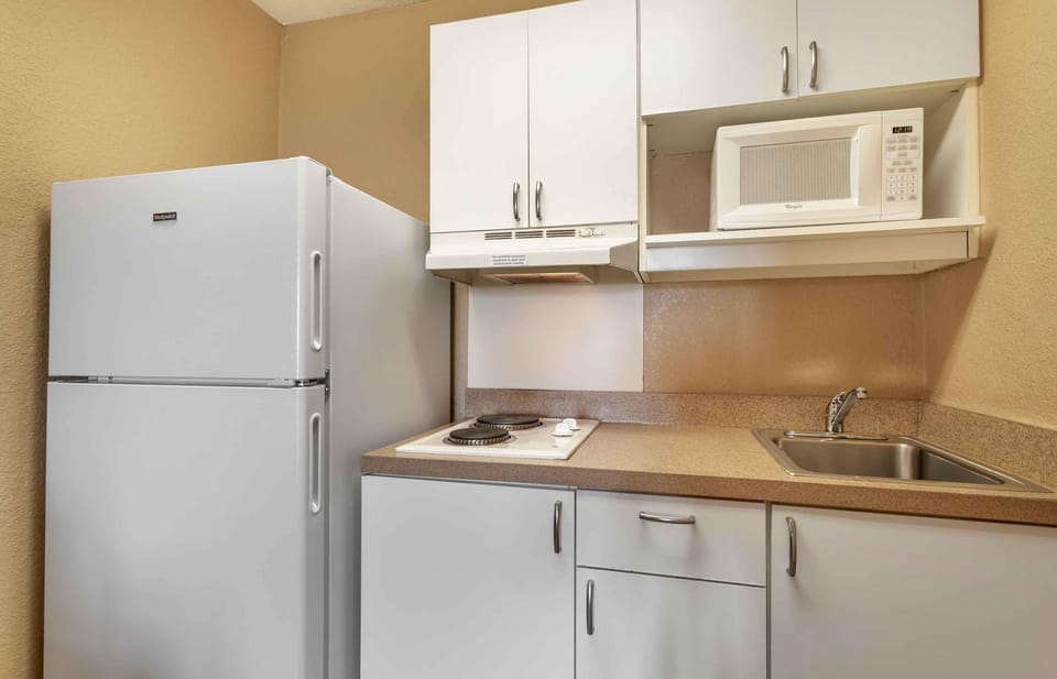 Studio, 2 Double Beds, Non Smoking | Private kitchen | Fridge, microwave, stovetop