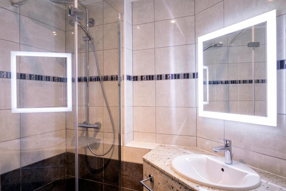 Bathtub, hair dryer, towels