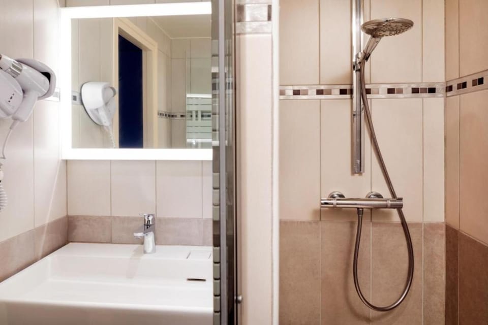 Bathtub, hair dryer, towels