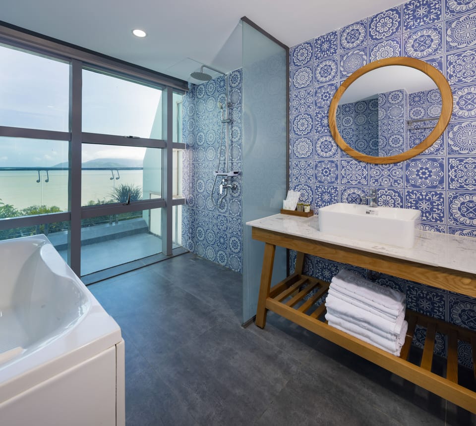 Family Suite, Sea View | Bathroom | Free toiletries, hair dryer, slippers, bidet