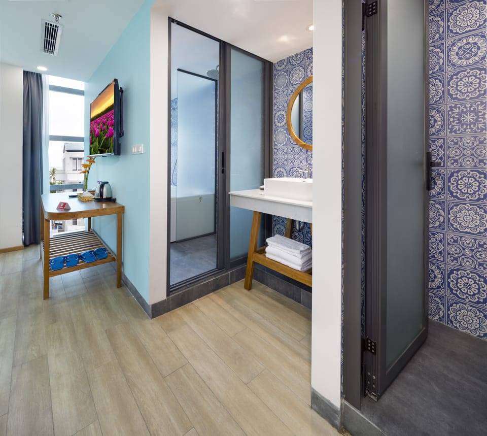 Senior Double Room, Partial Sea View | Bathroom | Free toiletries, hair dryer, slippers, bidet