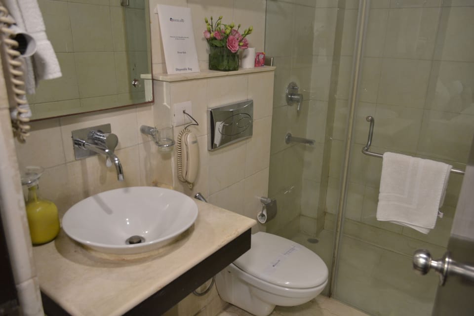 Standard Room, 1 Double Bed | Bathroom | Shower, free toiletries, hair dryer, bathrobes