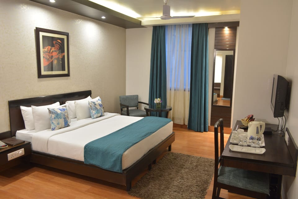 Deluxe Suite | Premium bedding, in-room safe, individually decorated, desk
