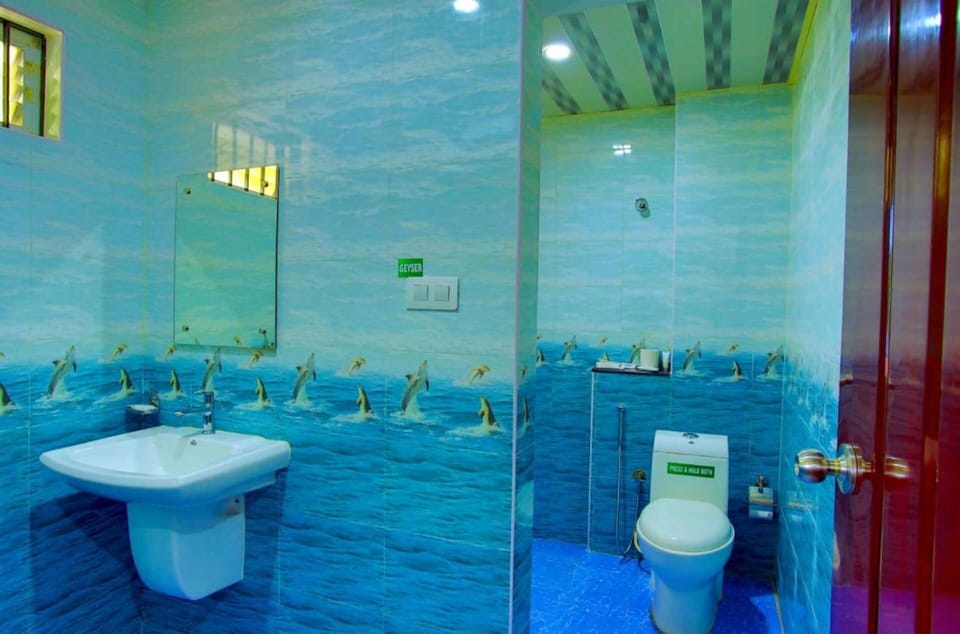 Shower, rainfall showerhead, free toiletries, towels