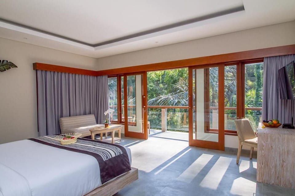 Minibar, in-room safe, laptop workspace, blackout drapes