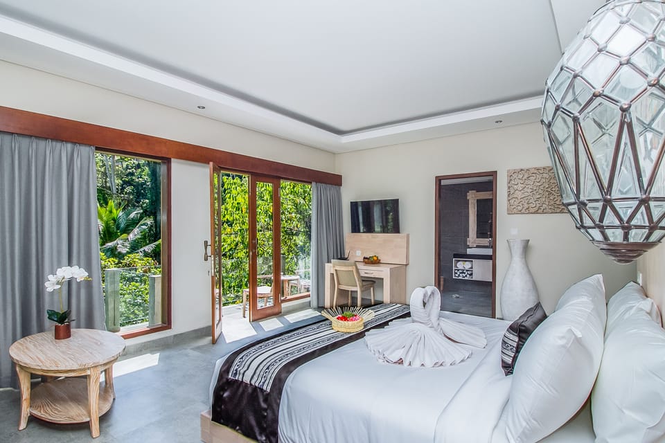 Minibar, in-room safe, laptop workspace, blackout drapes