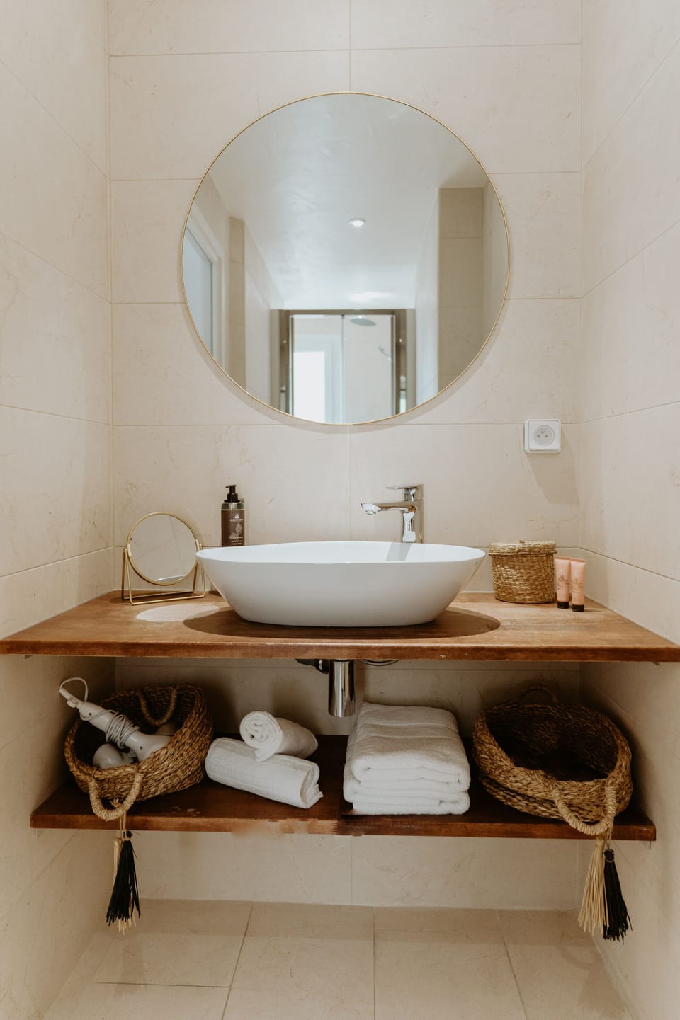 Family Suite | Bathroom | Shower, rainfall showerhead, free toiletries, hair dryer