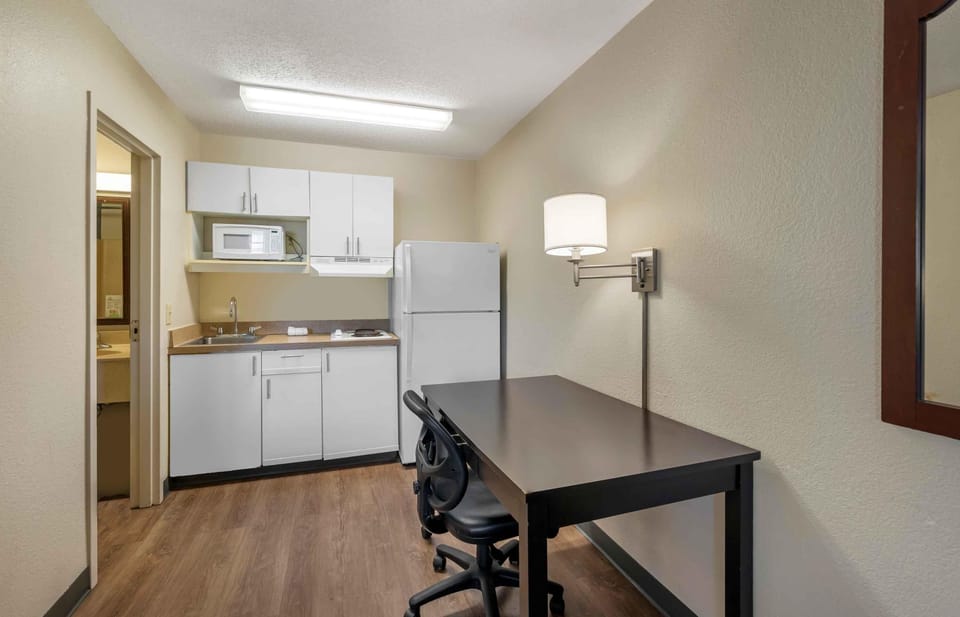 Full-size fridge, microwave, stovetop, coffee/tea maker