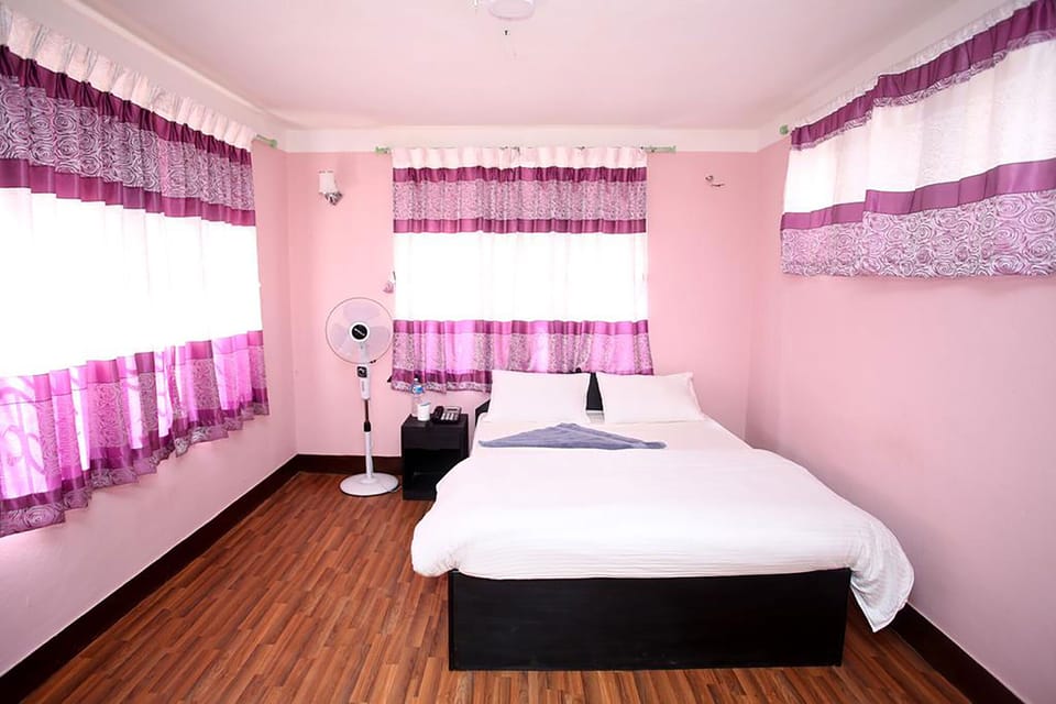 Deluxe Room | Desk, free WiFi