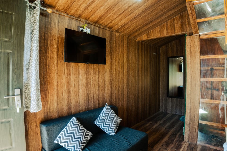 Exclusive Tree House | Premium bedding, memory foam beds, free WiFi, bed sheets