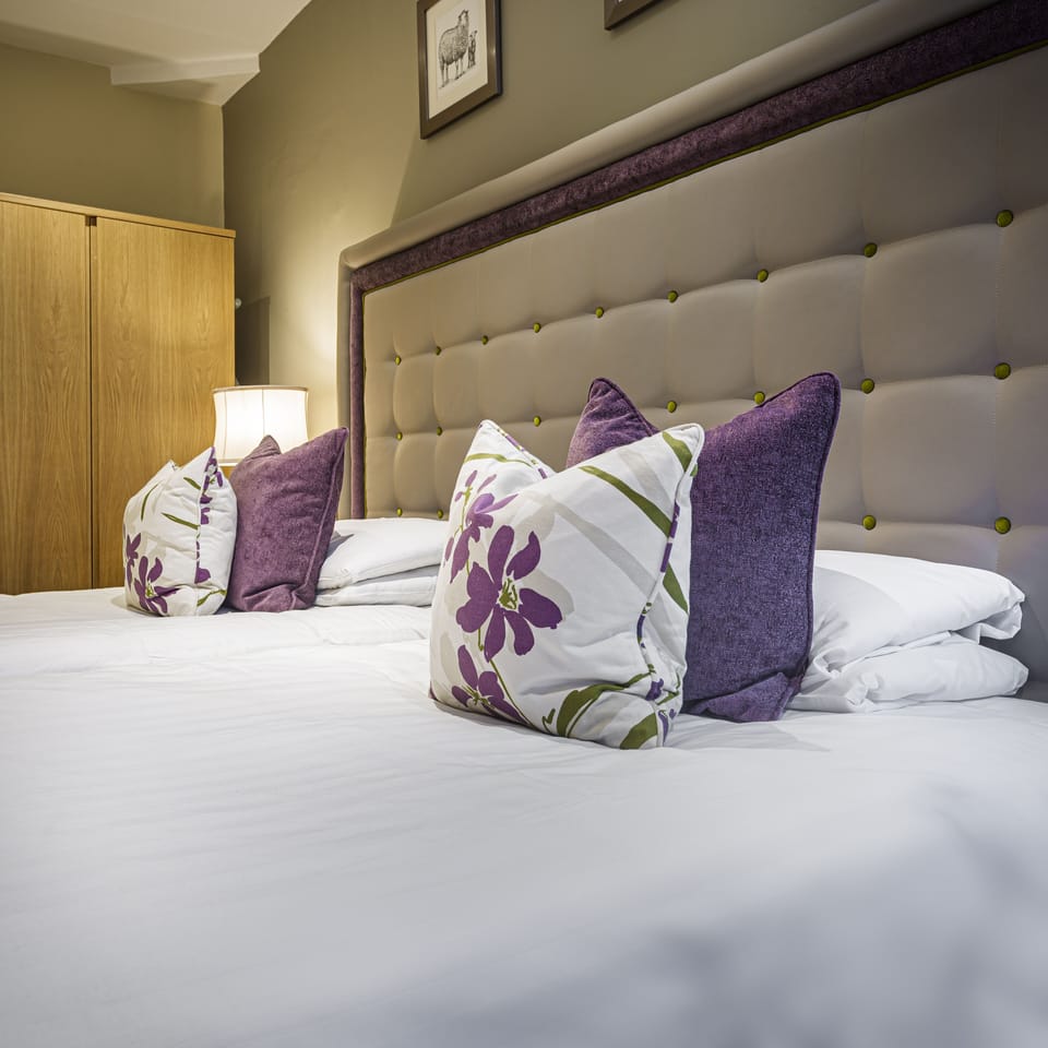 Superior Twin Room | Desk, laptop workspace, blackout drapes, iron/ironing board