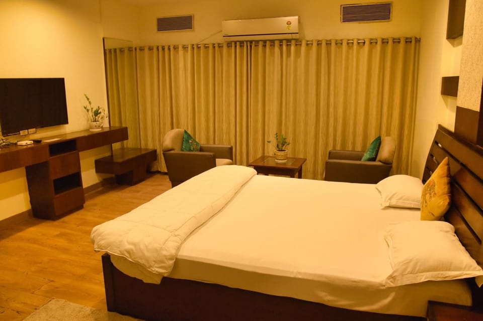 Premium bedding, soundproofing, iron/ironing board, free WiFi