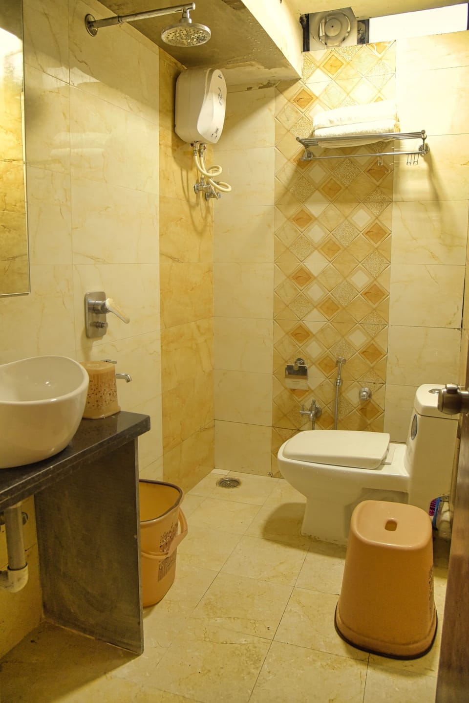 Executive Double Room, 1 Queen Bed | Bathroom | Shower, free toiletries, slippers, towels