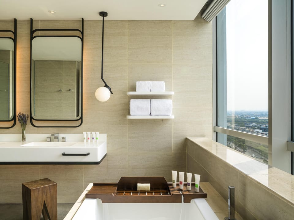 Suite, 1 King Bed (Swiss Prestige) | Premium bedding, in-room safe, desk, laptop workspace