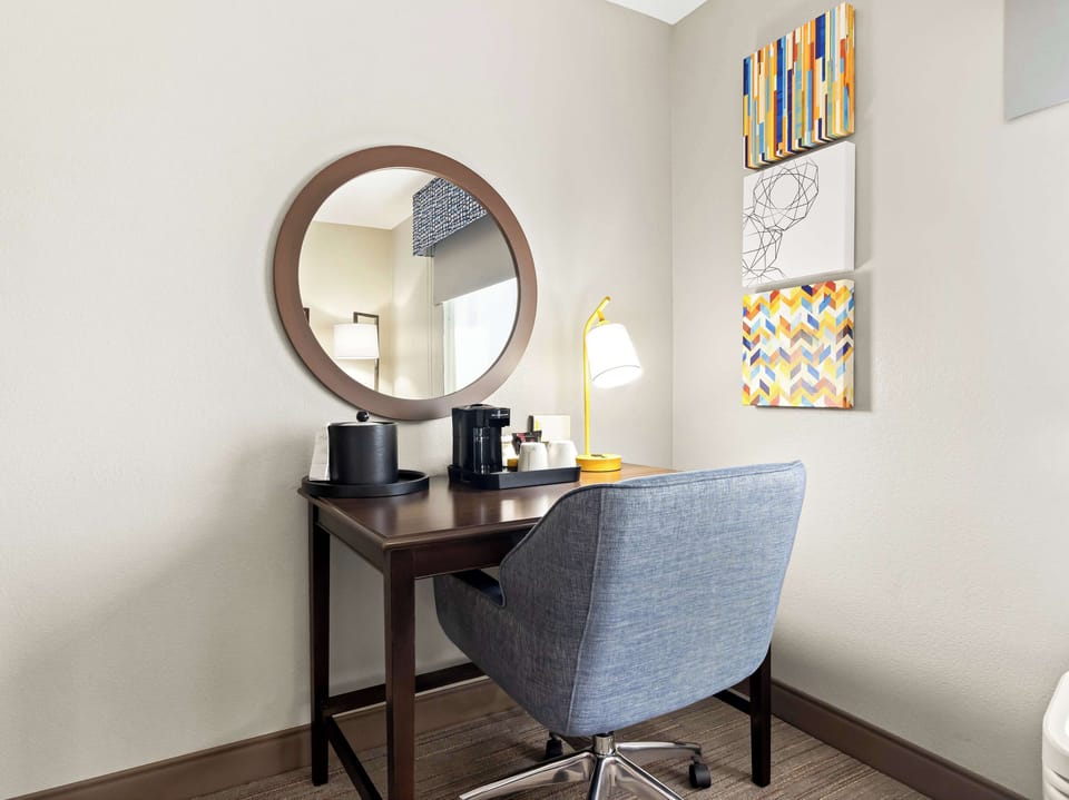 King bed | In-room safe, desk, iron/ironing board, cribs/infant beds