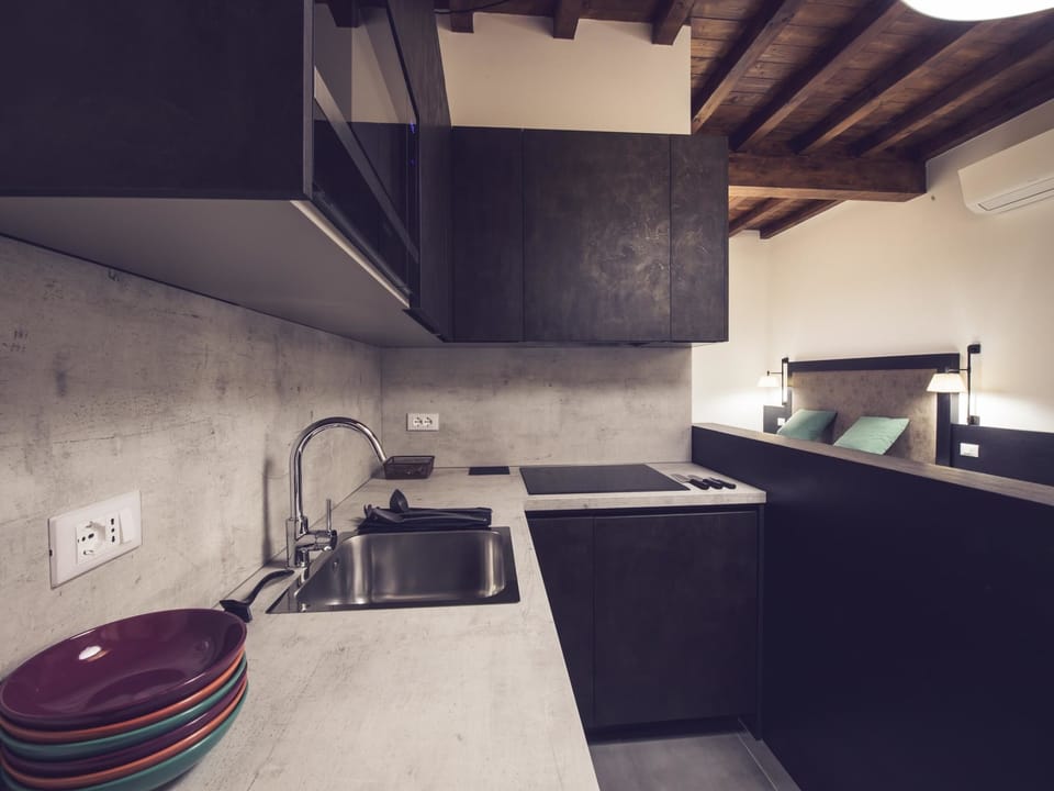 Apartment (2 Bedrooms) | Private kitchen | Stovetop, espresso maker, coffee/tea maker, electric kettle