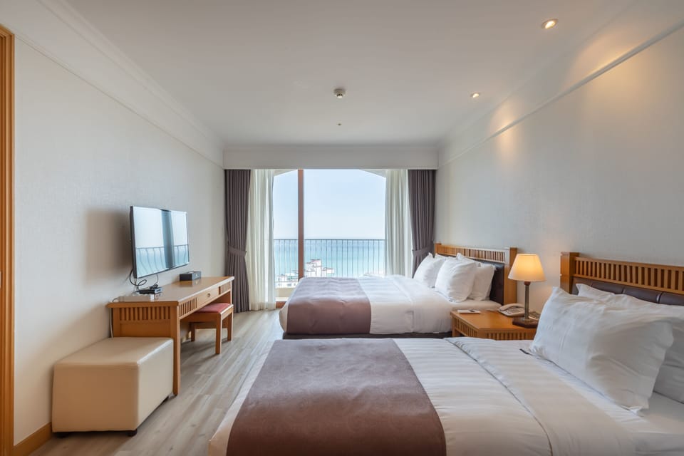 Family Suite | Hypo-allergenic bedding available, in-room safe, soundproofing