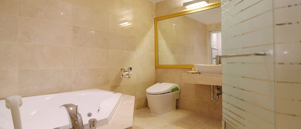 Junior Suite, Partial Ocean View | Bathroom | Shower, free toiletries, hair dryer, towels