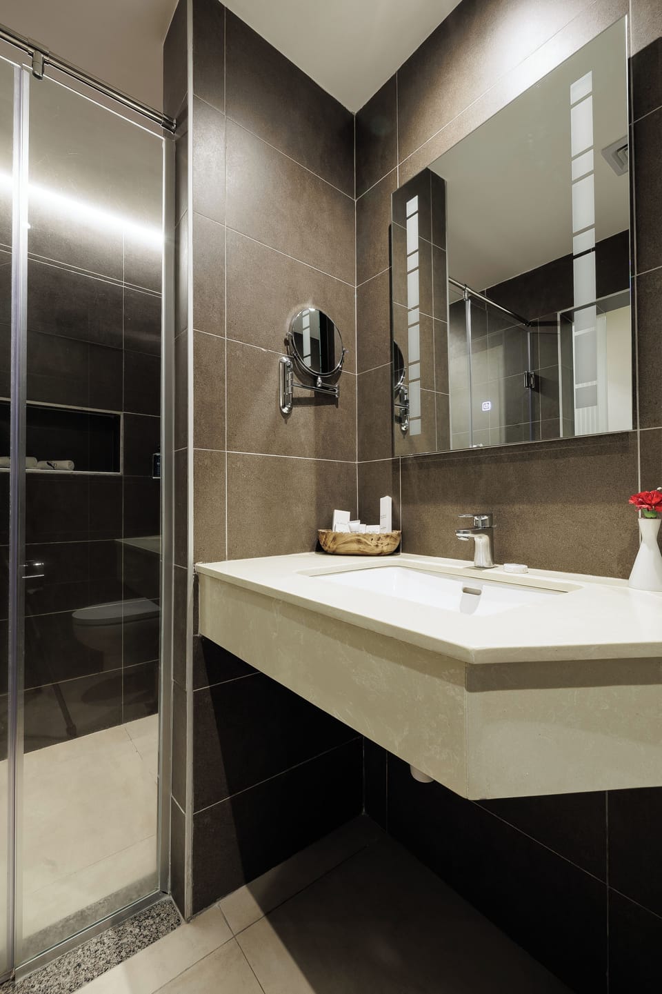 Deluxe Double Room, 1 Queen Bed, City View | Bathroom | Shower, rainfall showerhead, free toiletries, hair dryer