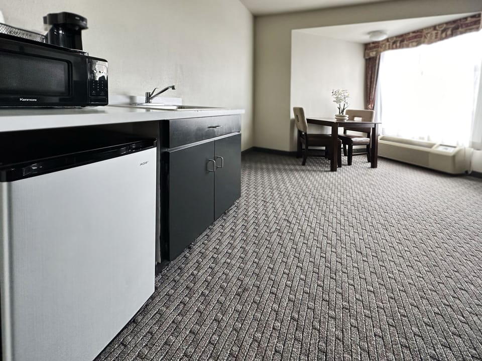 King Junior Suite | Desk, iron/ironing board, WiFi (free), bed sheets