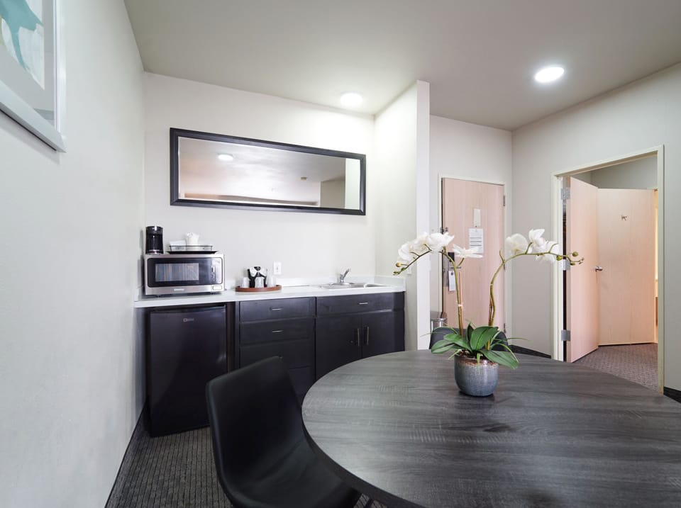 Deluxe Suite with Ocean View | Desk, iron/ironing board, WiFi (free), bed sheets