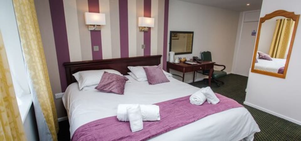 Double or Twin Room | Desk, iron/ironing board, free WiFi, bed sheets