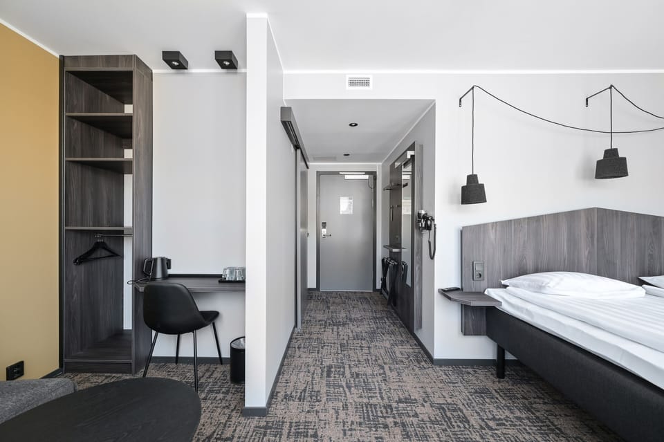 Twin Room | Down comforters, pillowtop beds, desk, laptop workspace