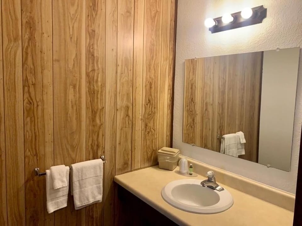 Hidden Lake Resort Motel in Tom Township